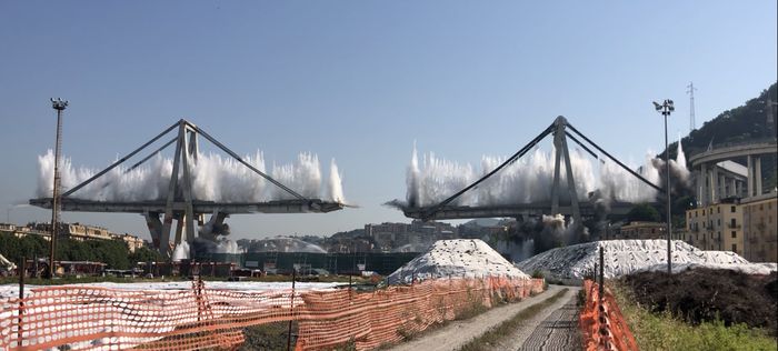 Demolizione delle pile 10 e 11 del Viadotto Polcevera sulla A10 (Ponte Morandi)